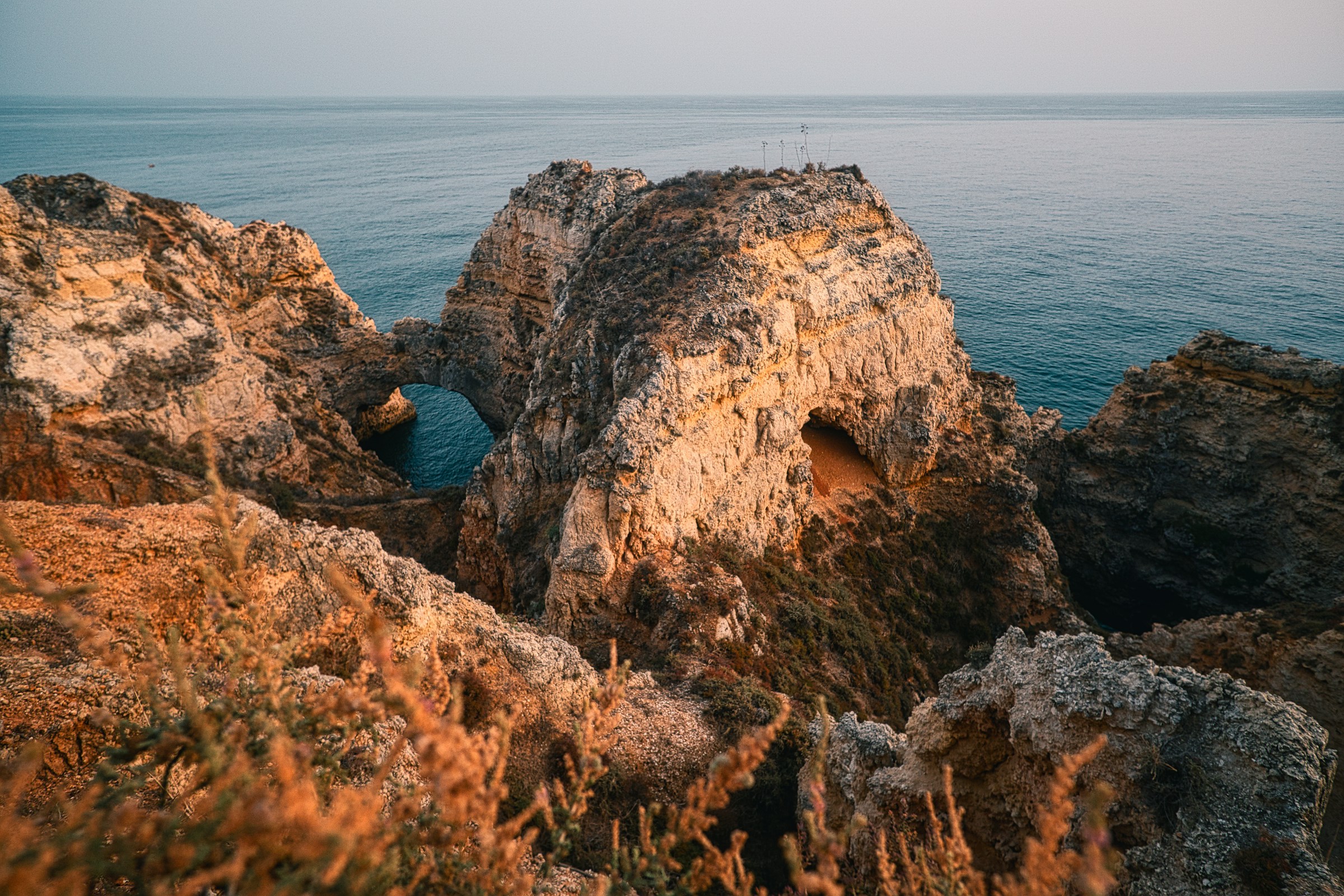 Algarve golden cliffs at sunset — properties managed by WELKOMME-INN